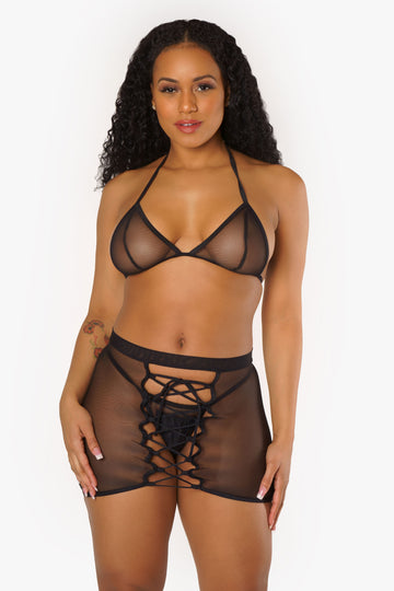 Conjunto de top de bikini de malla negra y falda con cordones